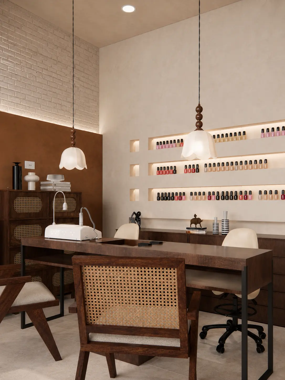 CARPI NAIL 深色木质美甲工作台、藤编座椅与墙面甲油展示